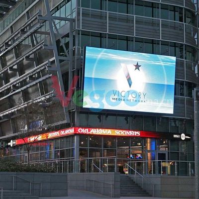 Επαγγελματίας που διαφημίζει τον οδηγημένο P6 τηλεοπτικό τοίχο επίδειξης των υπαίθριων πλήρων οδηγήσεων χρώματος