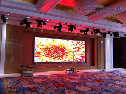Εξωτερικό P2.5 Μικρό Pixel Pitch COB Led Screen 480*540mm Χωρίς σύνορα 90° σύνδεση Flip Chip For Broadcast Studios